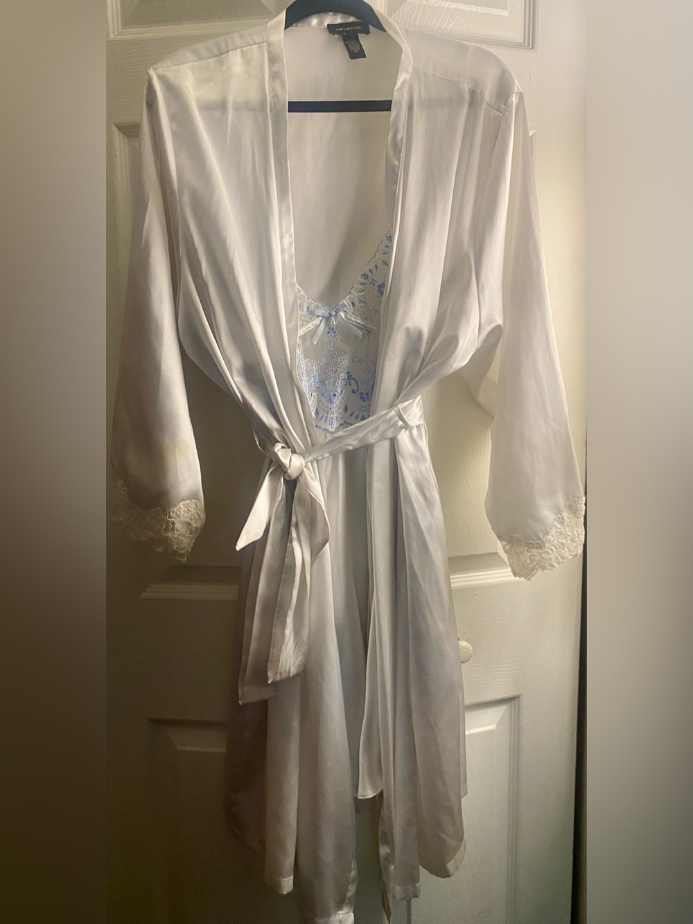 Jones New York White Satin Robe 2X with Light Blue Lace Chemise Linea Donatella